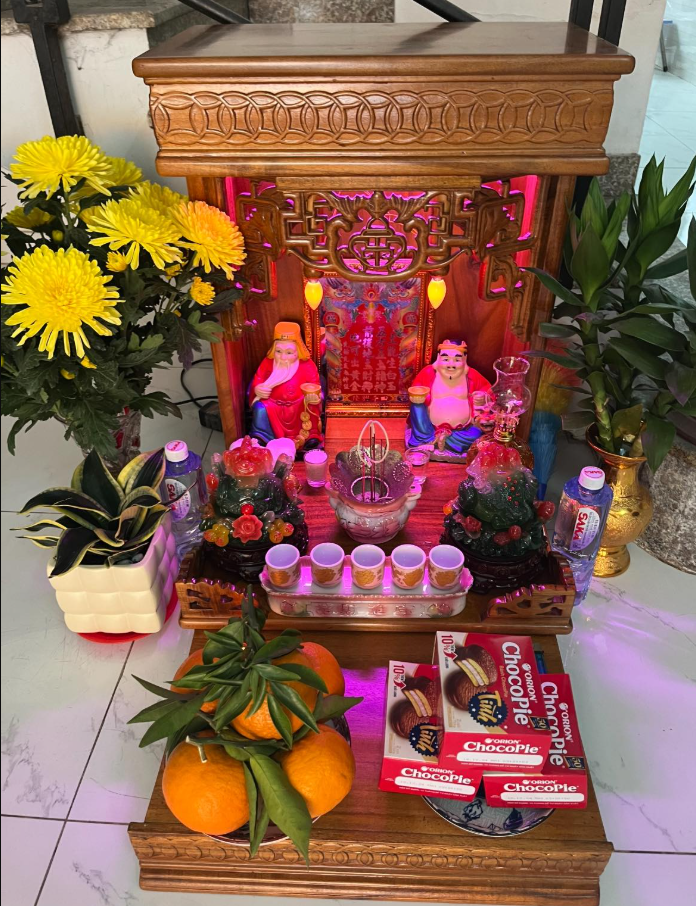 Bộ Bàn Thờ Thần Tài Mái Bằng Đồ Thờ Sứ Đỏ Đắp Nổi.png
